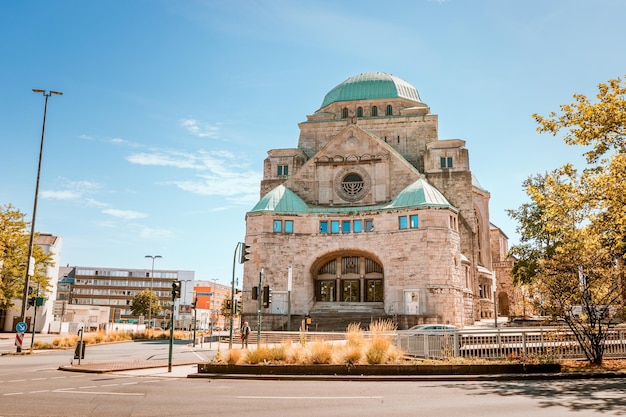 28 juli 2022 Essen Duitsland uitzicht op de koepel van de pittoreske gerestaureerde synagoge in de stad Essen Religie en de Joodse gemeenschap in Duitsland