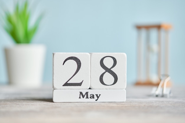 28 28日5月の月のカレンダーコンセプト木製ブロック。