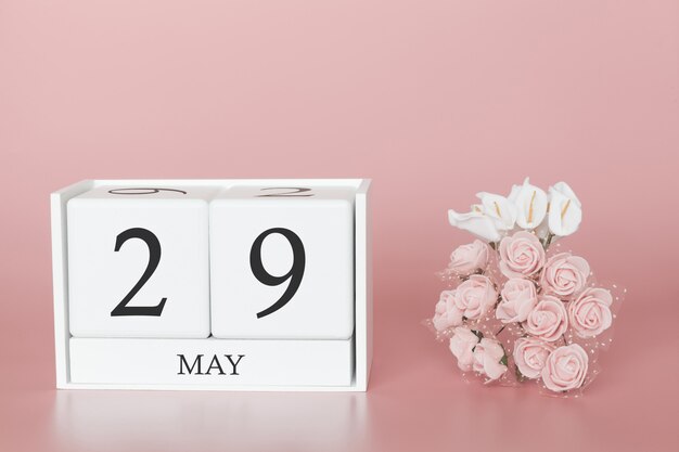 29 mei. Dag 29 van de maand. Kalenderkubus op modern roze