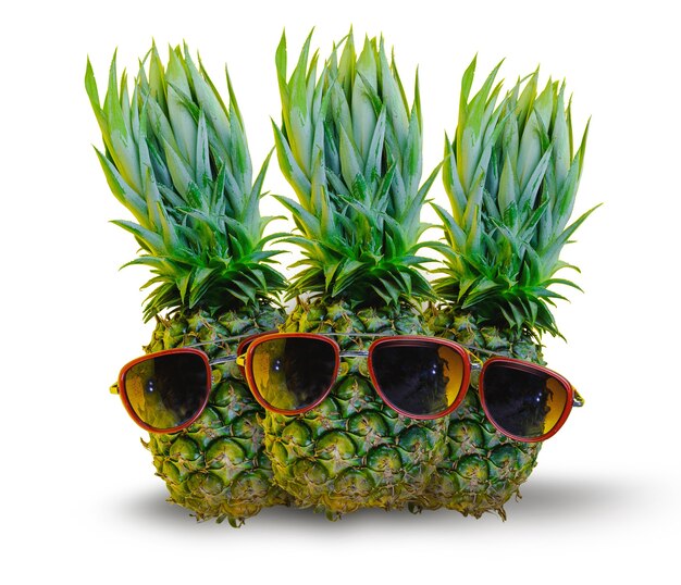 3 ananas met rode zonnebril op geïsoleerde witte achtergrond, minimaal concept