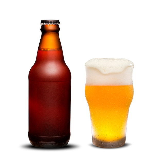 写真 300 mlビール瓶は乾燥し、白い背景の上の滴とガラスのビール。