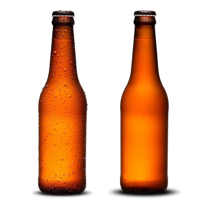 Photo 滴と白い背景の上の乾燥と300 mlのビール瓶。ピルゼン。