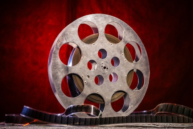 빨간색에 극적인 조명이있는 35mm 필름 릴