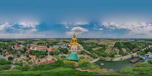 360 graden panorama luchtfoto van grote oude gouden gemedieerde Boeddha in Wat Muang Temple, provincie Ang Thong, Thailand, drone hoge hoek bovenaanzicht