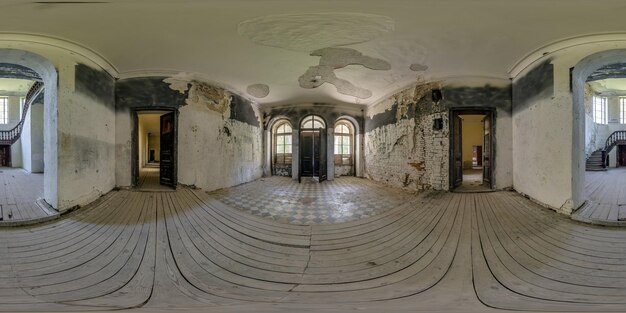 部屋や階段のある古い建物の放棄された空のコンクリートホール内の360 hdriパノラマを、正距円筒図法でシームレスな球形にし、AR VR仮想現実コンテンツに対応