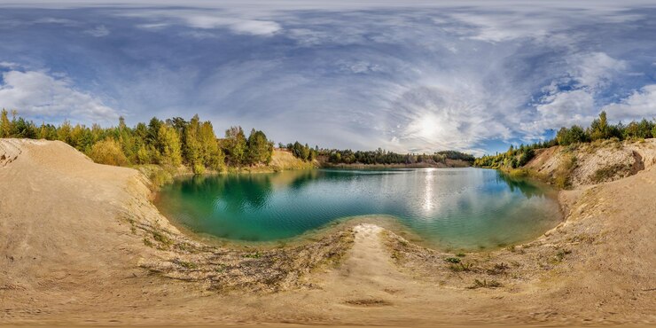 Photo 砂岩の採掘のための巨大な緑の湖の石灰岩の海岸の360 hdriパノラマ 旧鉱山採石場と空のハロで等方形の完全なシームレス球形投影vrコンテンツ