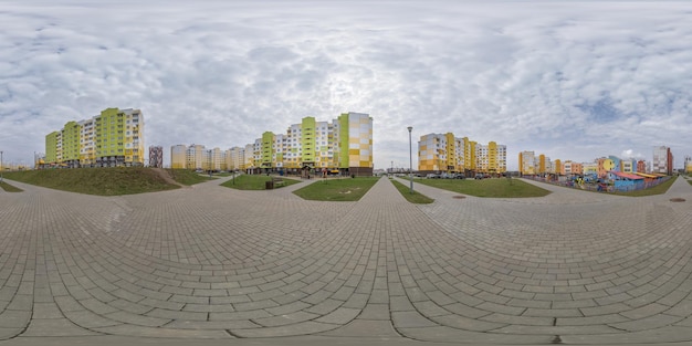 360 hdri panorama-uitzicht met wolkenkrabbers in nieuw modern wooncomplex met hoogbouw in de stad met bewolkte hemel in rechthoekige bolvormige projectie klaar VR virtual reality-inhoud