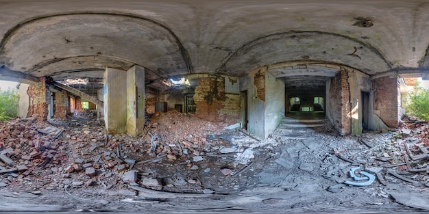 360 seamless hdri panorama view binnen lege lange gang hal van verlaten hotel of kliniek met betonnen muren in gelijkhoekige bolvormige projectie klaar AR VR virtual reality inhoud