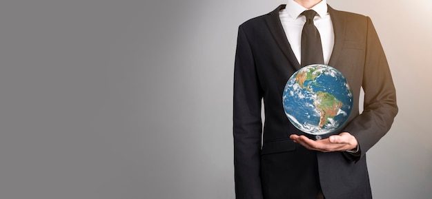 3D Earth planet globe in man, vrouw hand, handen op blauwe achtergrond. Milieubescherming concept. Elementen van deze afbeelding geleverd door NASA