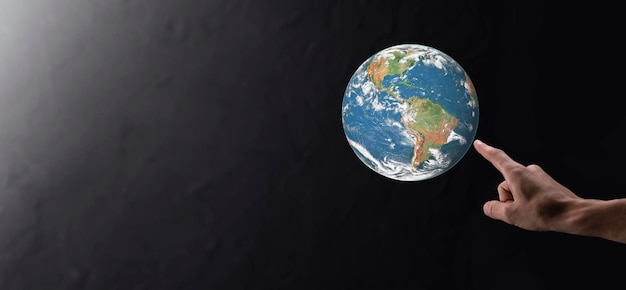 3D земной шар планеты Земля в руке мужчины, женщины, руки на синем фоне. Концепция охраны окружающей среды. Элементы этого изображения предоставлены НАСА.