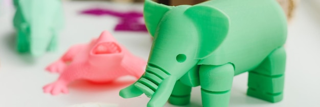 3d-figuren gedrukt op een olifant hagedis en slak printer 3d-speelgoed voor kinderen webbanner