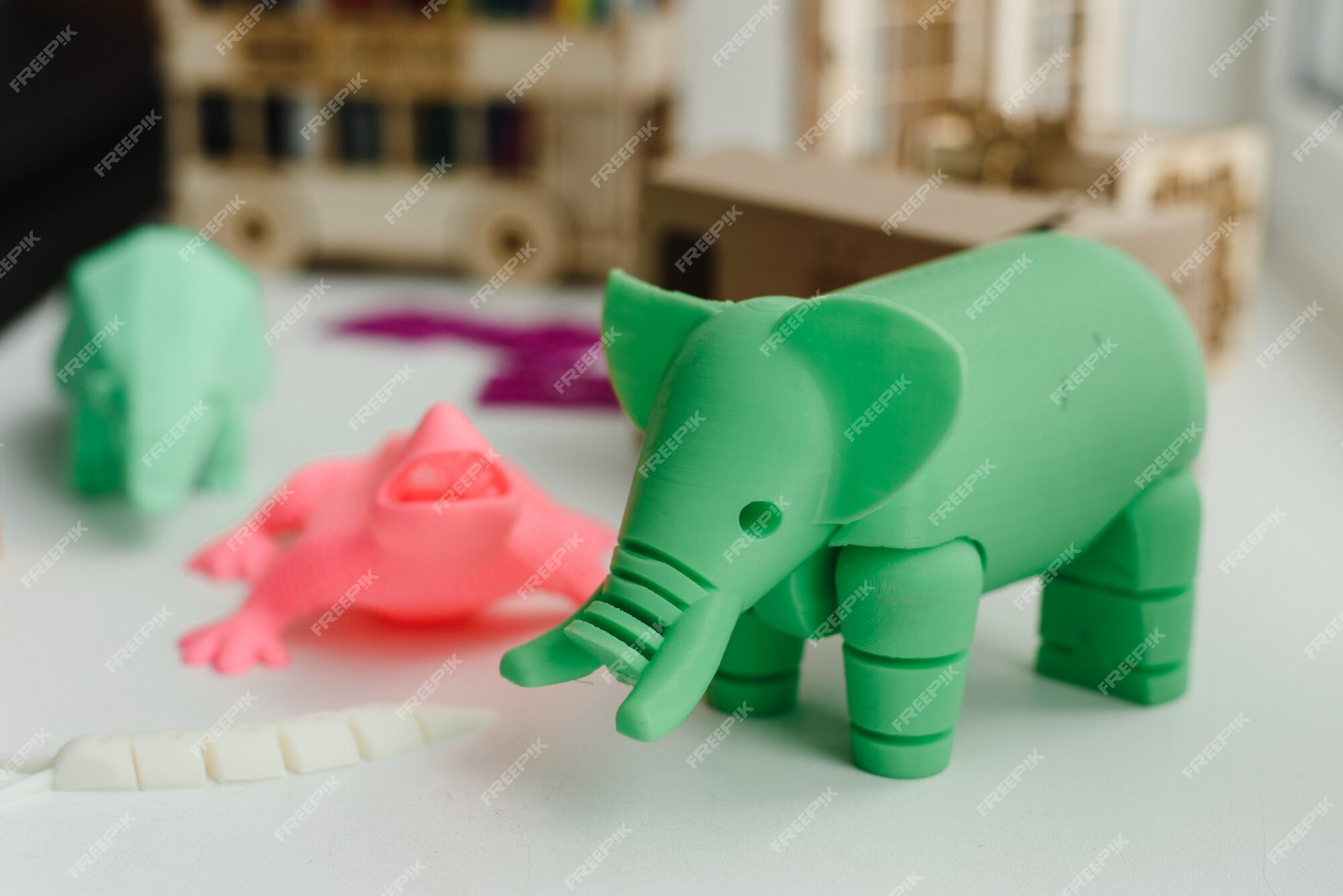 Ambassadeur Machtigen kennisgeving 3d figuren geprint op een olifant-, hagedis- en slakprinter. 3d speelgoed  voor kinderen | Premium Foto