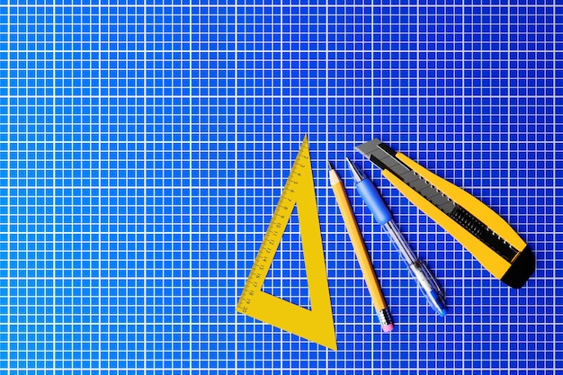 Foto illustrazione 3d penna a matita con taglierina gialla e righello su sfondo blu rendering 3d e illustrazione dello strumento di riparazione e installazione