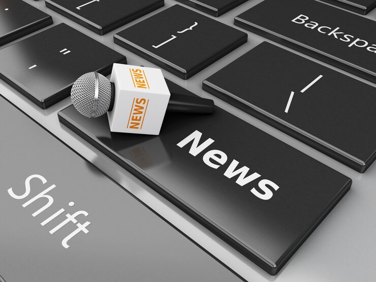 3d News Микрофон и клавиатура компьютера со словом Новости.