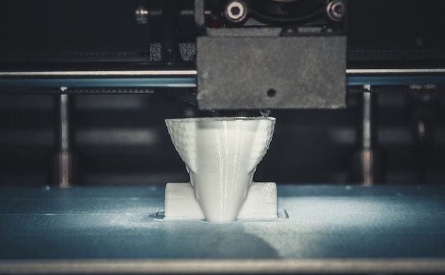3D-принтер печатает белую модель крупным планом, фильтр,