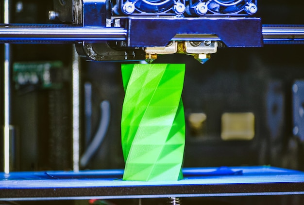 3D-printer werkt en maakt een object van het hete gesmolten plastic