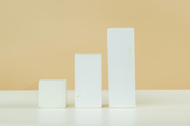 茶色と白の背景に、白でさまざまなサイズの 3 d の長方形の表彰台