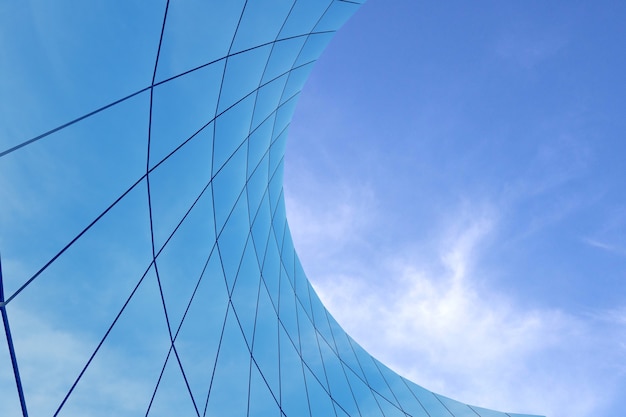 미래 건축의 3D 렌더링, 곡선 유리창이 있는 마천루 건물.