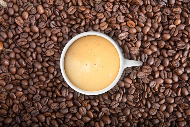 コーヒー豆にコーヒーの 3 d レンダリング カップ