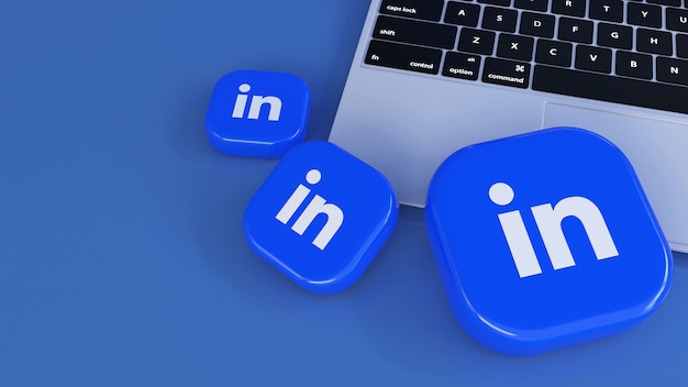 青い背景のノートブック上のいくつかのLinkedInの正方形のバッジの3Dレンダリング
