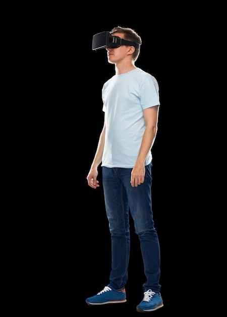 Photo 3d technology, virtual reality, entertainment, cyberspace and people concept - happy young man with virtual reality headset or 3d glasses