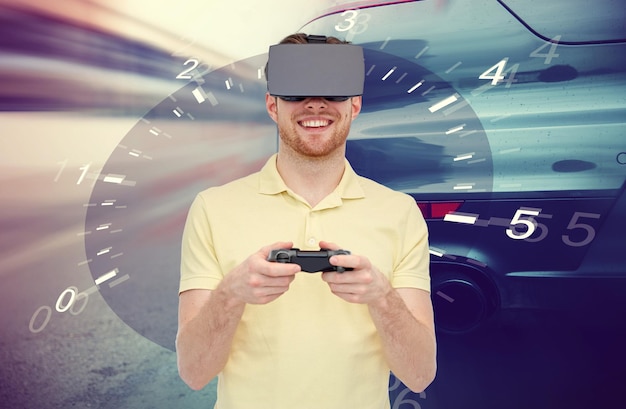 3 d テクノロジー、仮想現実、エンターテイメント、人々 のコンセプト - ゲーム コントローラー ゲームパッドと仮想現実のヘッドセットで幸せな男がタコメーターとストリート レースの背景にカーレース ゲームをプレイ
