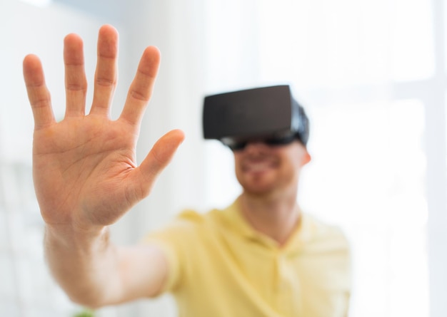 3 d テクノロジー、仮想現実、ゲーム、エンターテイメント、人々 のコンセプト - 自宅でビデオゲームをプレイする仮想現実のヘッドセットまたは 3 d メガネで幸せな若い男のクローズ アップ