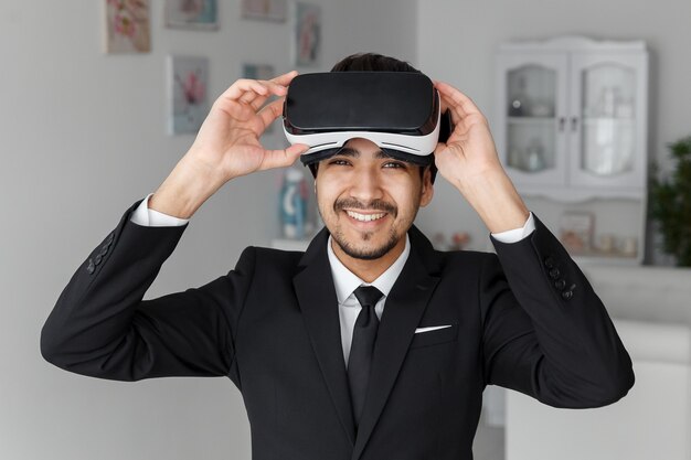 Cuffie con tecnologia per l'innovazione della visione 3d, realtà virtuale. persona di sesso maschile felice in tuta e occhiali virtuali. dispositivo vr digitale