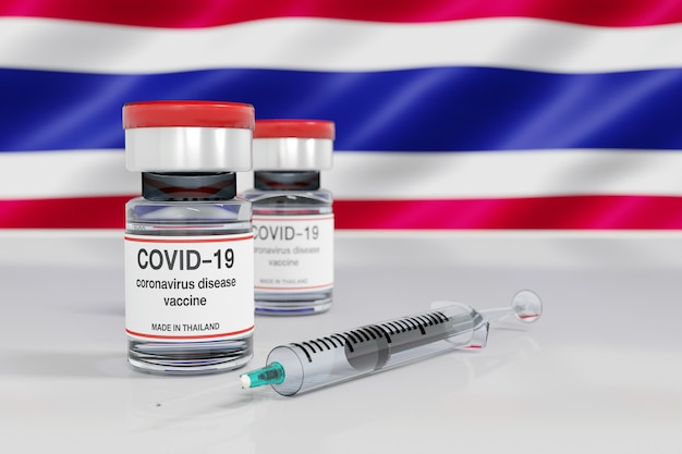 3D-weergave van een concept van coronavirusvaccin gemaakt in Thailand met vaccinflesje en spuit met Thaise vlagachtergrond.