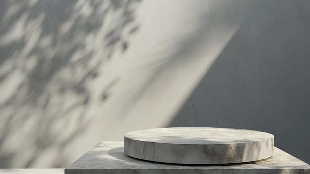 3D-weergave van een wit marmeren podium met schaduw op een betonnen muur