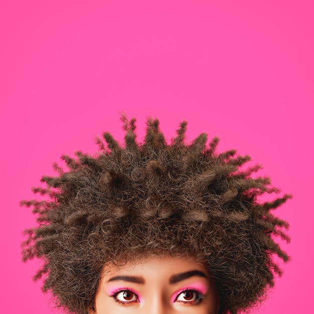 Foto 3d-weergave van gewas afro-amerikaanse dame in roze studio