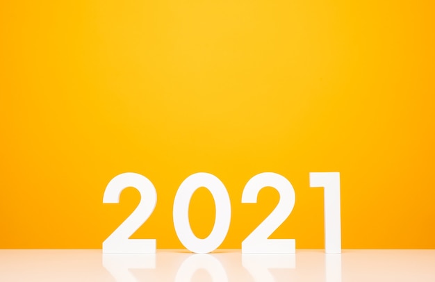 3D-weergave van het jaar 2021 op een gele achtergrond