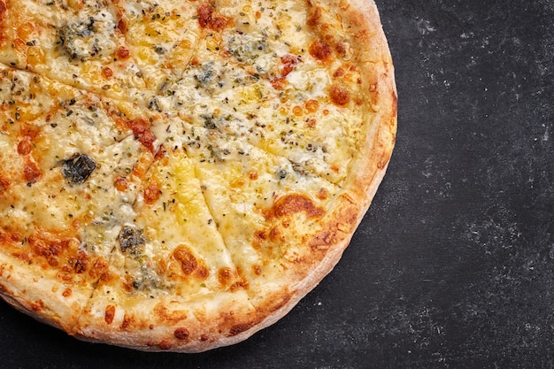 Pizza ai 4 formaggi su un tavolo scuro