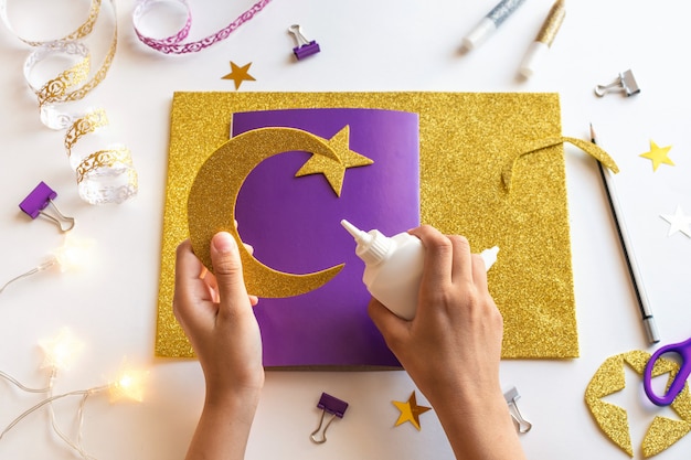 4 Diy Ramadan kareem-kaart met gouden halve maan en een ster