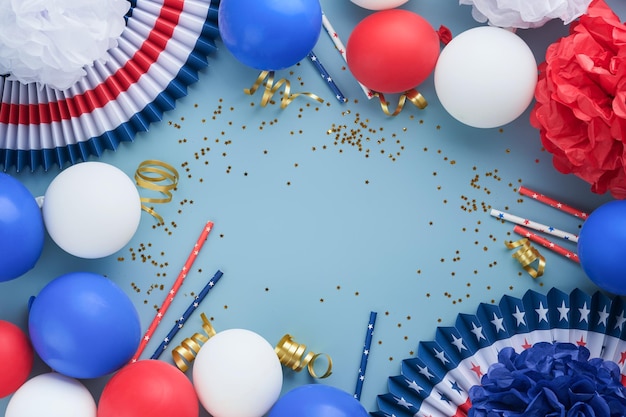 4 juli achtergrond VS papier fans Rood blauw witte sterren ballonnen en gouden confetti op blauwe muur achtergrond Gelukkige Dag van de Arbeid Onafhankelijkheidsdag Presidenten Dag Amerikaanse vlag kleuren Bovenaanzicht