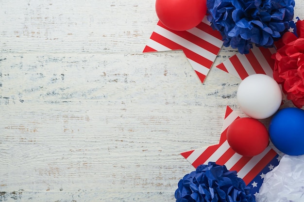 Foto 4 juli achtergrond vs papier fans rood blauw witte sterren ballonnen gouden confetti op witte houten achtergrond gelukkige dag van de arbeid onafhankelijkheid of presidenten dag amerikaanse vlag kleuren bovenaanzicht