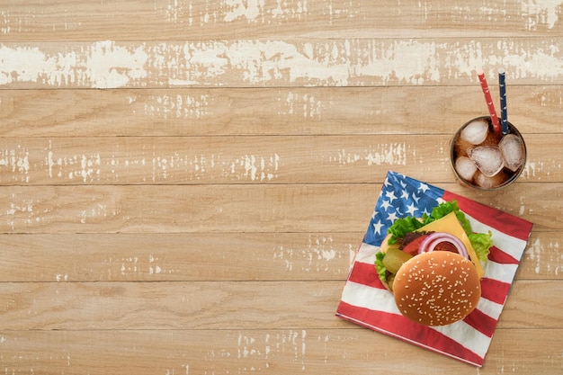 4 juli Amerikaanse Onafhankelijkheidsdag traditionele picknick eten Amerikaanse hamburger en cocktail Amerikaanse vlaggen en symbolen van de VS Patriottische picknickvakantie op witte houten achtergrond Bovenaanzicht