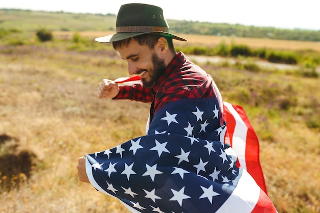 Foto 4 juli amerikaanse vlag patriottische feestdag reiziger met de vlag van amerika prachtig zonsondergang licht