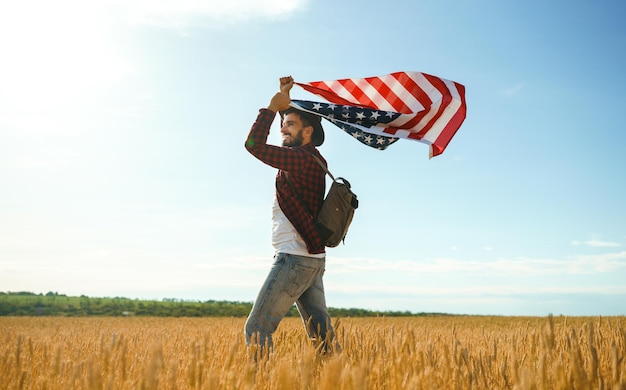 4 juli Amerikaanse vlag reiziger met de vlag van Amerika de man in een hoed een rugzak shirt