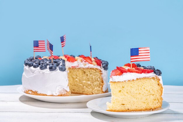 4 juli cake met vlag en bessen