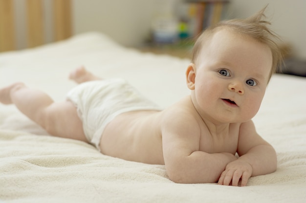 おなかの上の4ヶ月の赤ちゃん。子育てと子供時代。