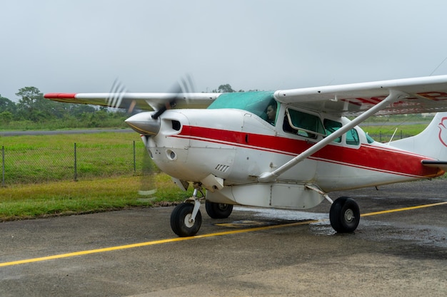 Foto 4 november 2021, shell, pastaza, ecuador. lichte vliegtuigen op kleine landingsbaan in het amazonegebied van ecuador