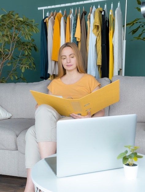 40 50 plus vrouw middelbare leeftijd blonde kleding geel groen laptop online bankkamer