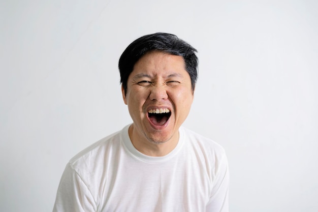사진 흰색 티셔츠를 입고 웃고 있는 40세 아시아 남자
