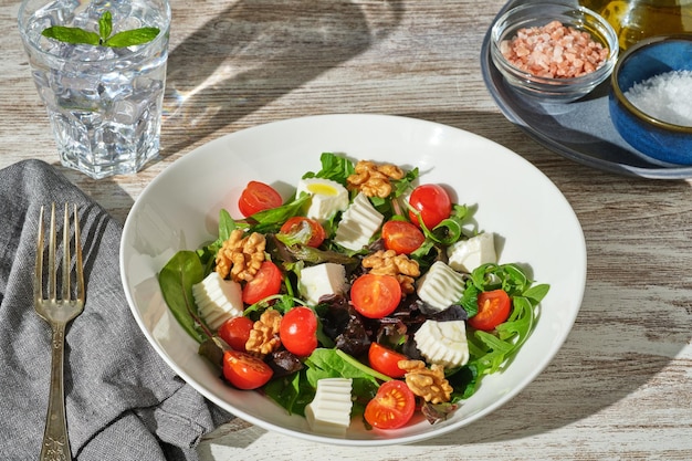 45 graden shot van een bord gezonde verse salade bovenop een tafel