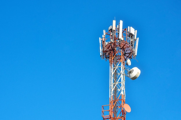 Torre di telecomunicazione del trasmettitore dell'antenna di comunicazione wireless 4g e 5g con antenna separata