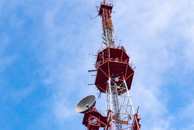 4G tv-radiotoren met parabolische antenne en schotelantenne.