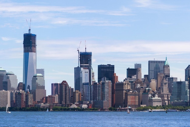 4K-afbeelding van de skyline van Manhattan vanaf Liberty Island overdag in juli