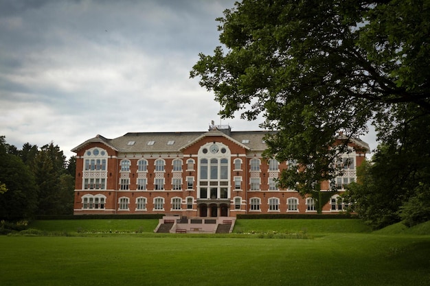 4K-afbeelding van een klassiek oud universiteitsgebouw met dramatische luchten en verlichting