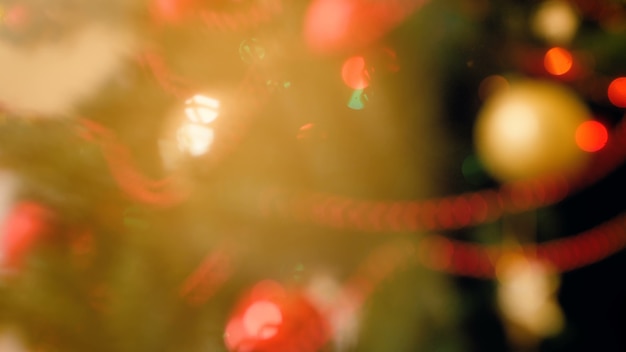 반짝이는 황금빛 조명, 화려한 조명, 크리스마스 트리의 4k 디포커스 영상. 겨울 축하 및 휴일을 위한 완벽한 추상적인 배경